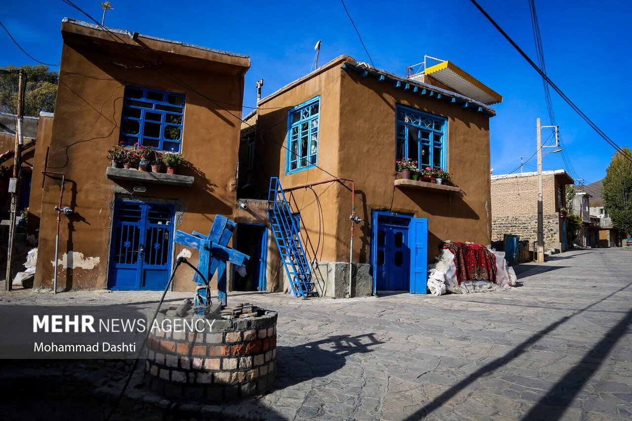 روستای گردشگری عنبران با بافت سنتی و قدیمی