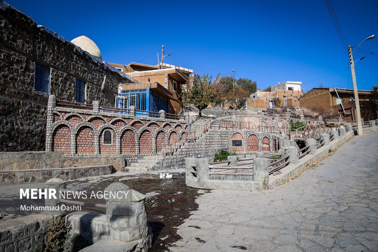 روستای گردشگری عنبران با بافت سنتی و قدیمی