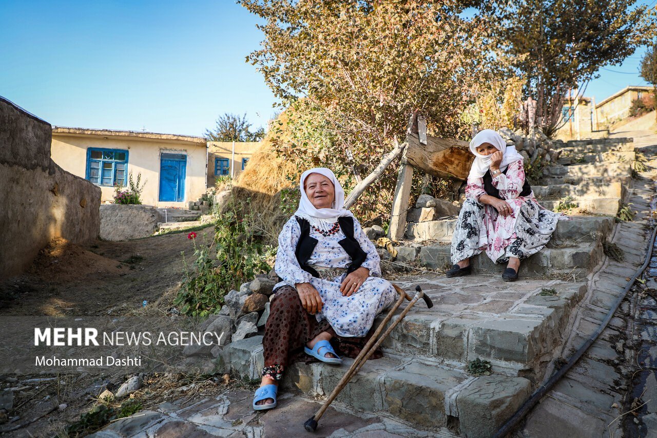 روستای گردشگری عنبران با بافت سنتی و قدیمی