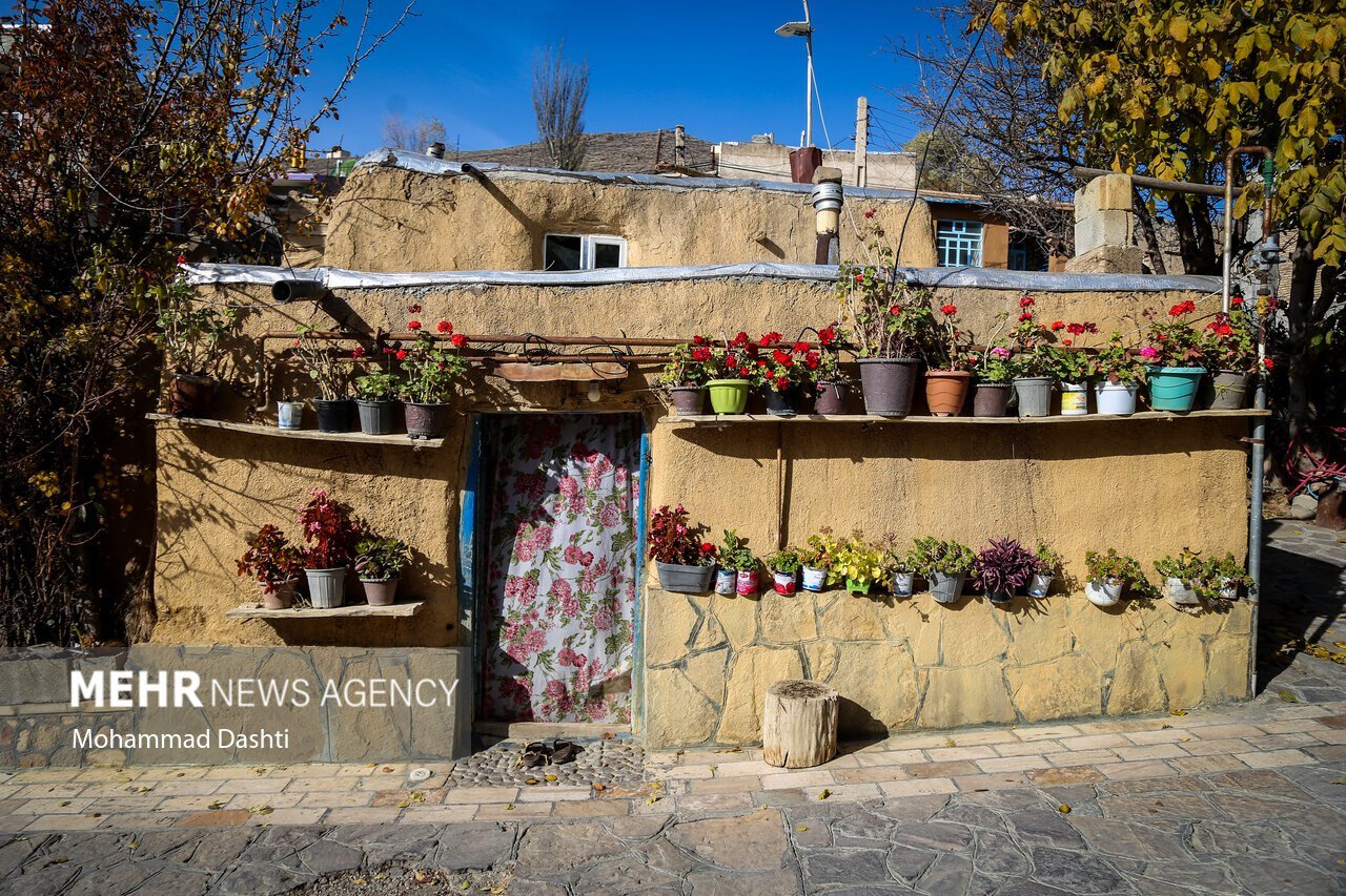 روستای گردشگری عنبران با بافت سنتی و قدیمی