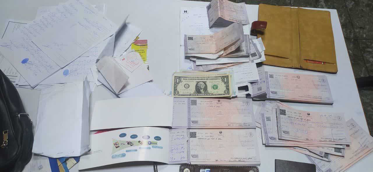 بازگشت چک ها و دلارهای پیدا شده در مترو به صاحبش