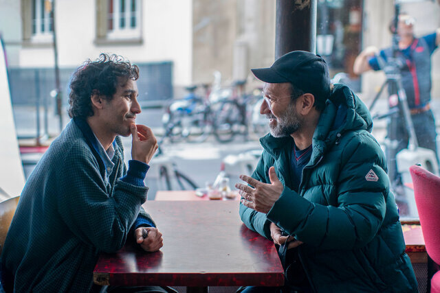 اصغر فرهادی را در خیابان های پاریس ببینید | بازیگران مشهور جهان هم هستند