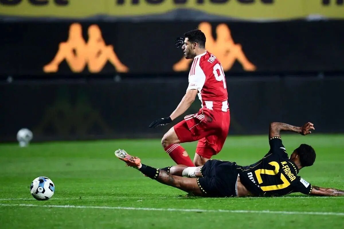 طارمی مدافع آریس را اخراج کرد