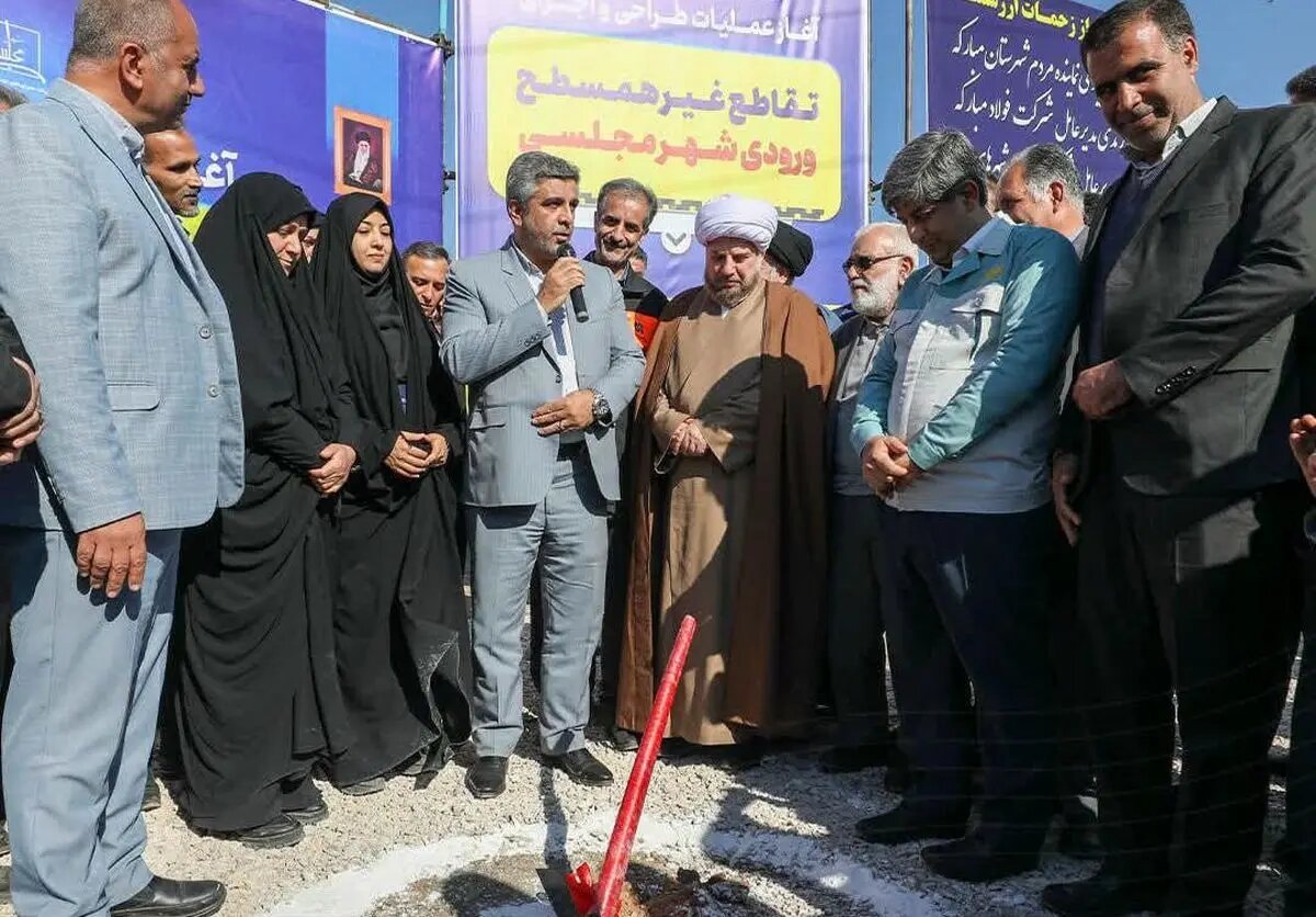 تقاطع غیر همسطح ورودی شهر مجلسی از نقشه زیرگذر، رمپ و لوپهای خاص برخوردار است