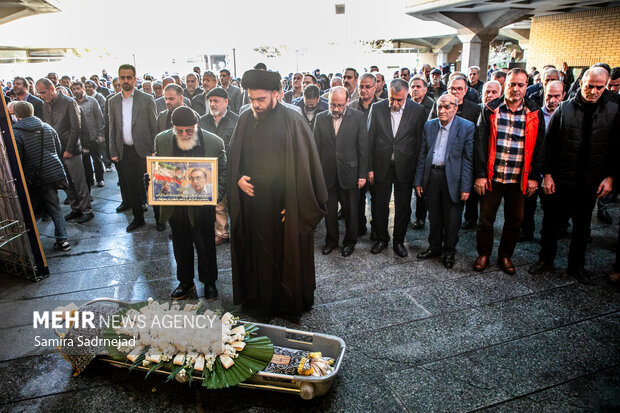 بدرقه آرام کامران فانی به آرامگاه ابدیش