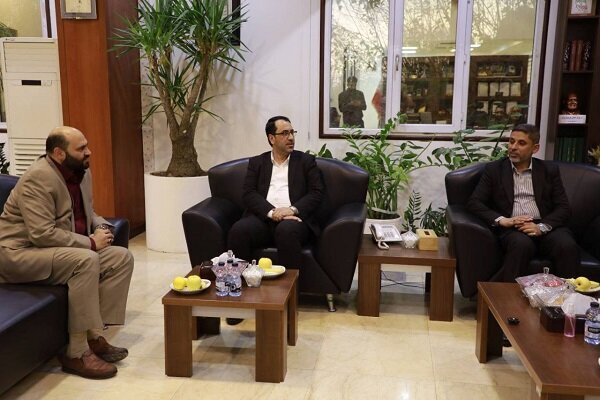 پرچم گنبد حرم امام علی(ع) به مدیرعامل مدیریت پسماند اهدا شد