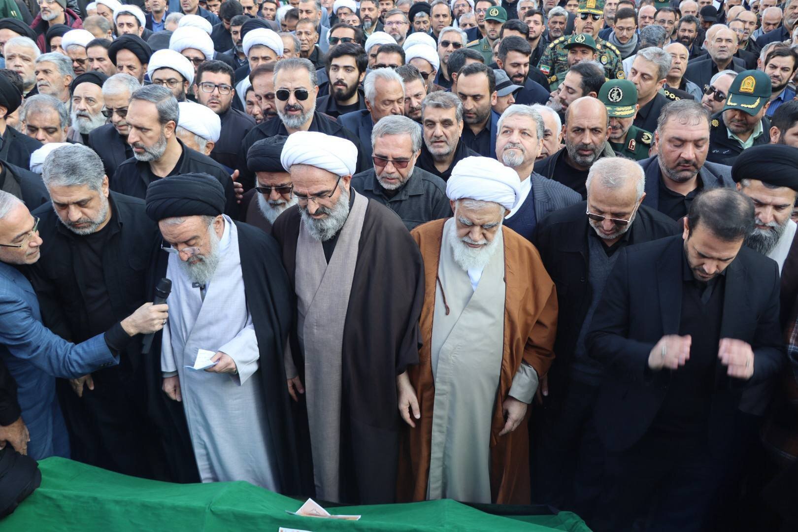 حضور گسترده مردم سمنان در آیین تشییع پیکر آیت الله شاهچراغی