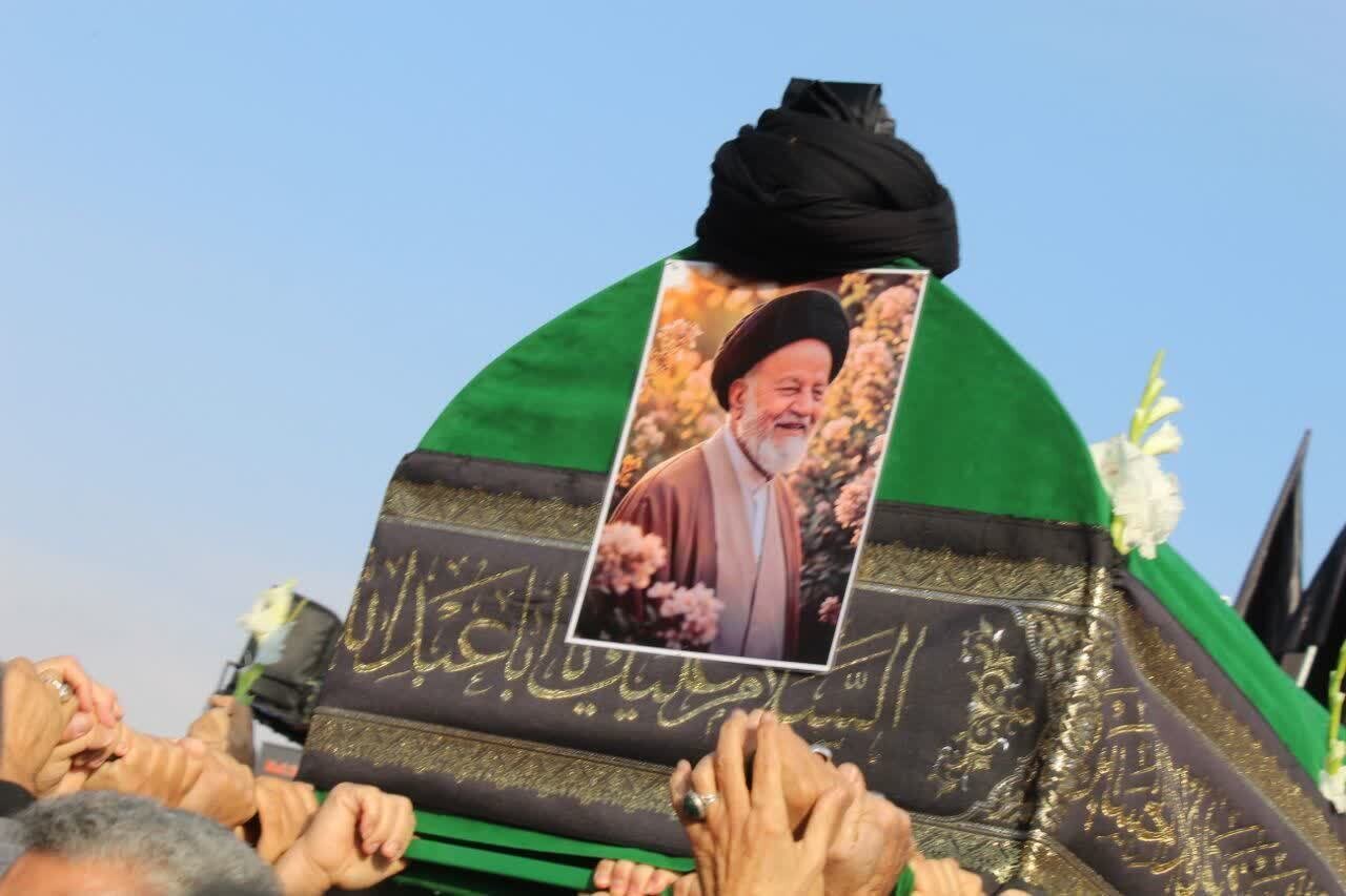 حضور گسترده مردم سمنان در آیین تشییع پیکر آیت الله شاهچراغی