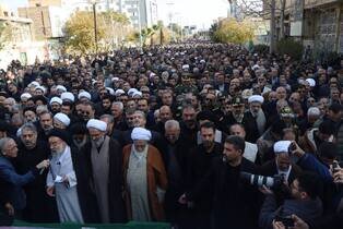 حضور گسترده مردم سمنان در آیین تشییع پیکر آیت الله شاهچراغی