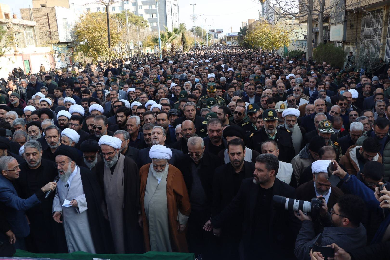 حضور گسترده مردم سمنان در آیین تشییع پیکر آیت الله شاهچراغی