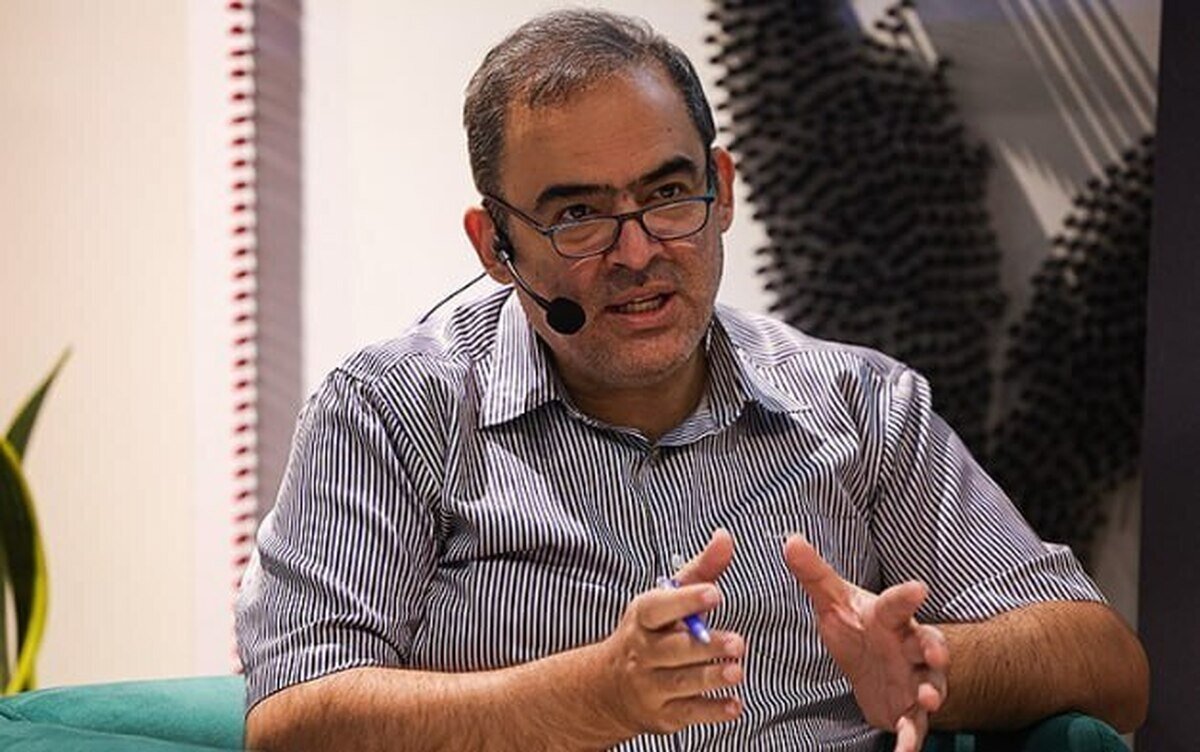 دهباشی: «کد ۷۰۰» از سیاست فراتر میرود و یک پیوند جهانشمول ایجاد میکند