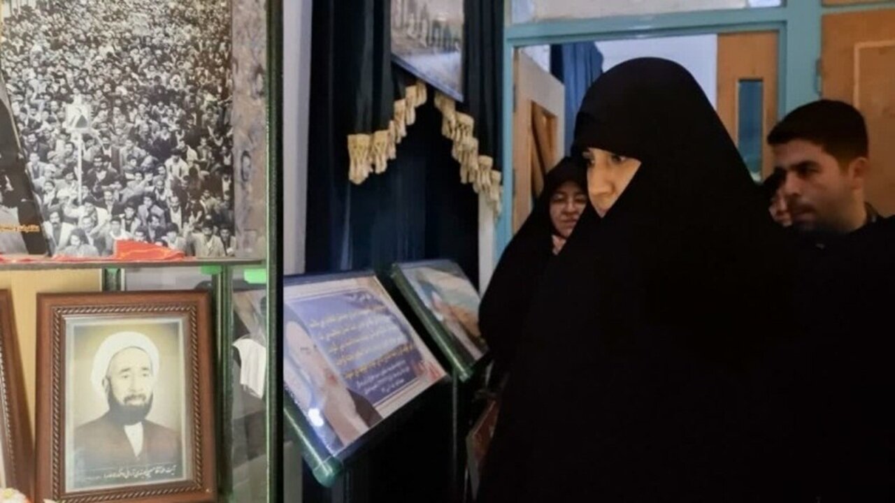 فیلمی از حضور فرزند شهید سلامی در آستان امامزاده هلال بن علی (ع) آران و بیدگل
