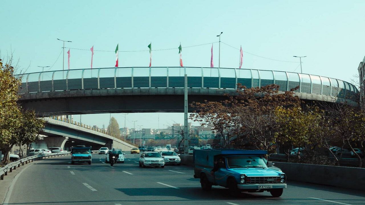 کاهش آلودگی صوتی با اجرای دیوار‌های حائل در دوربرگردان غیرهمسطح بزرگراه شهید باقری