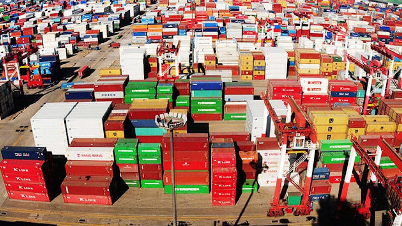 زمان ترخیص کالاها از تاریخ کوتاژ اداری تا صدور پروانه گمرکی ۷ روز است