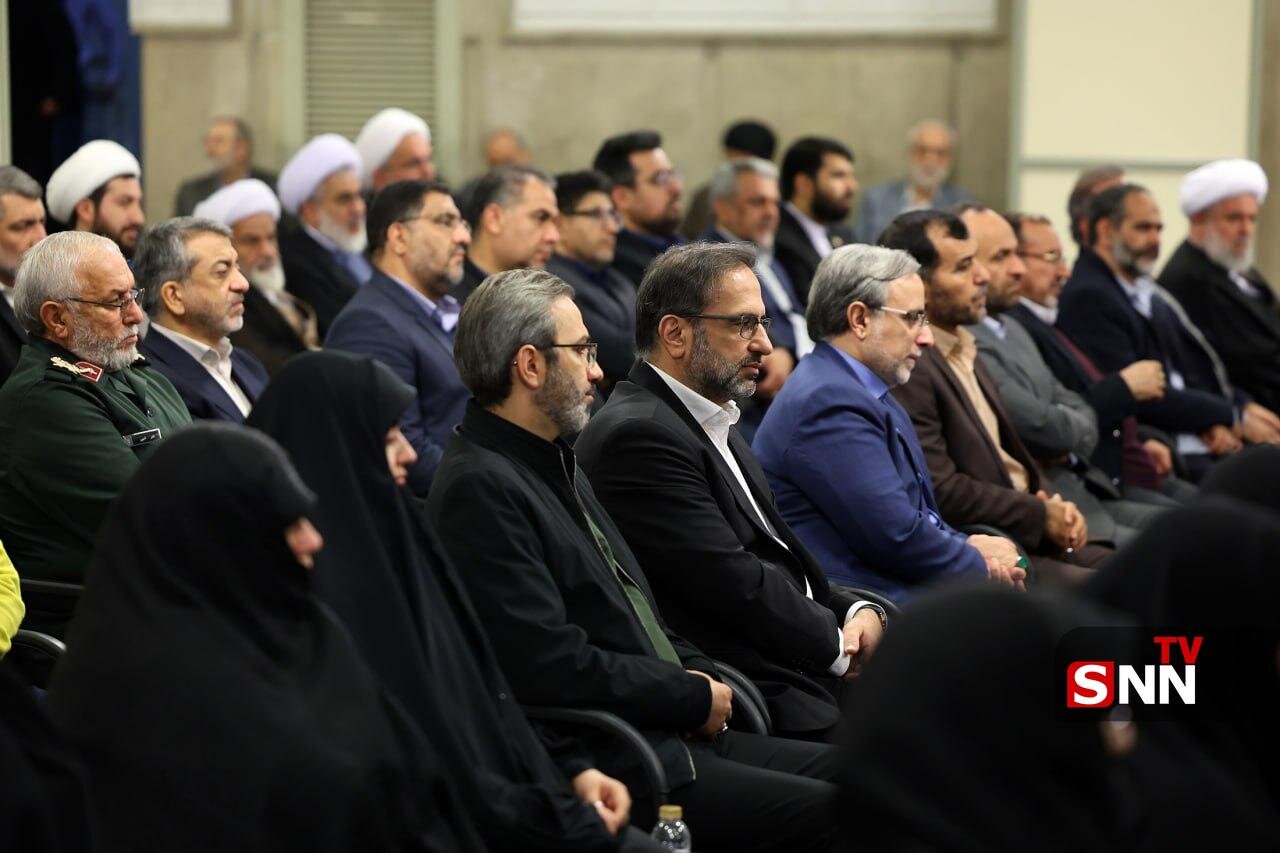 عکس/ دیدار دست‌اندرکاران کنگره بزرگداشت شهدای استان البرز با رهبر انقلاب اسلامی