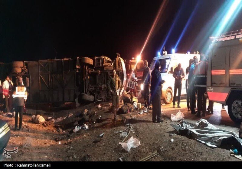 تصاویر حادثه واژگونی اتوبوس در محور اصفهان-نطنز