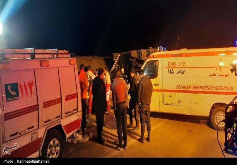 تصاویر حادثه واژگونی اتوبوس در محور اصفهان-نطنز