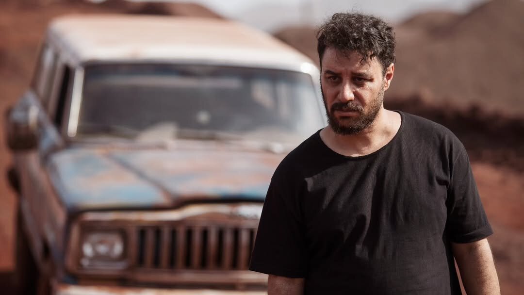 شبی که گنده لات زندان به سراغ جواد عزتی میرود | این سکانس هولناک را ببینید