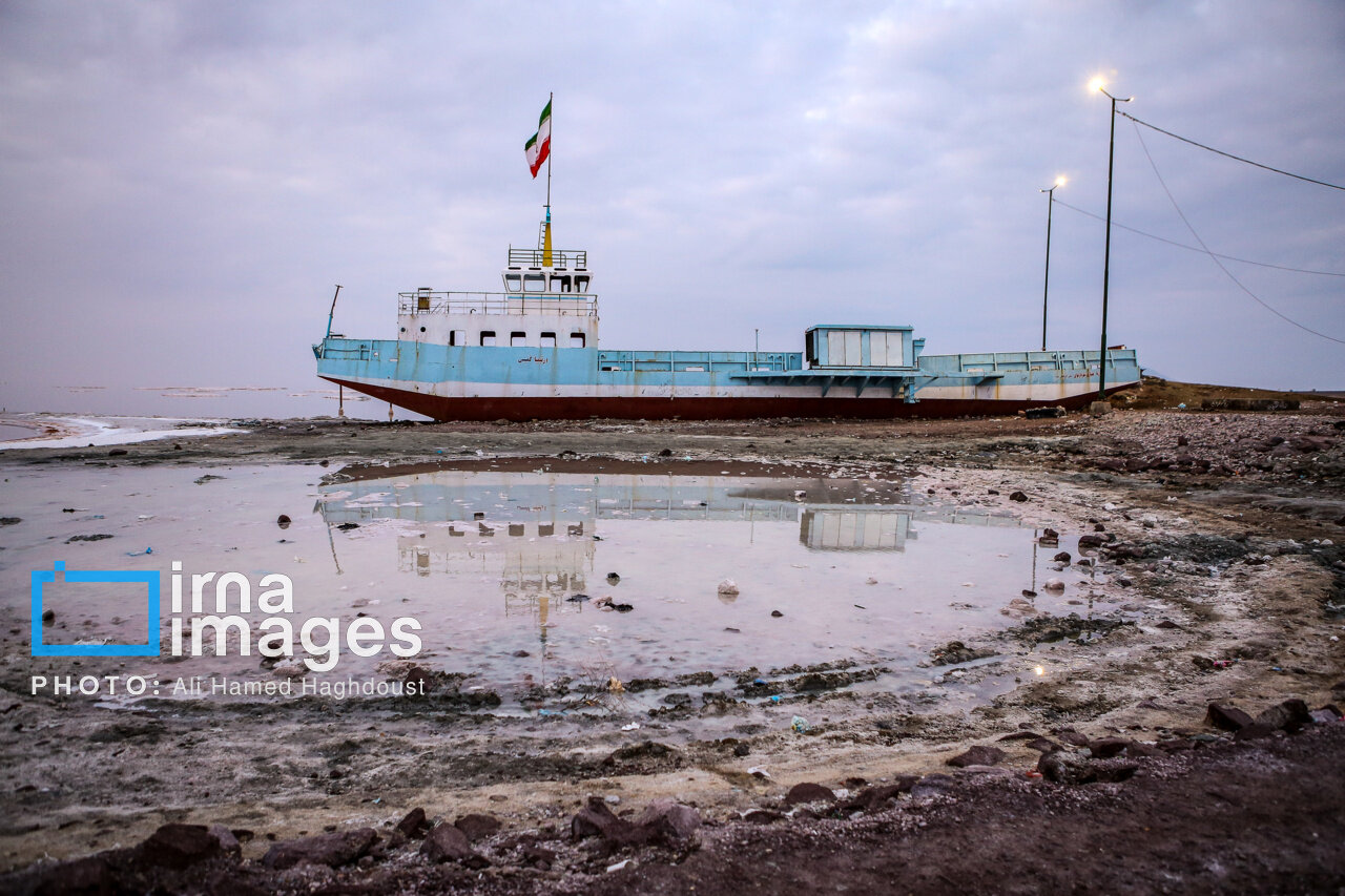 روایت آبی که از دریاچه ارومیه دورتر میشود! + فیلم