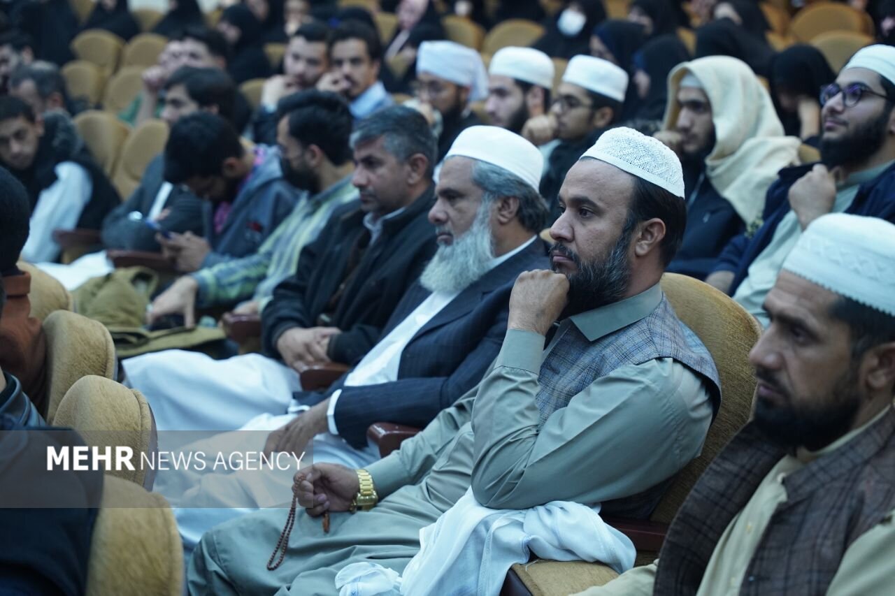 حوزه و دانشگاه مانند دو بال پرواز برای پیشرفت علمی و تمدنی کشور هستند