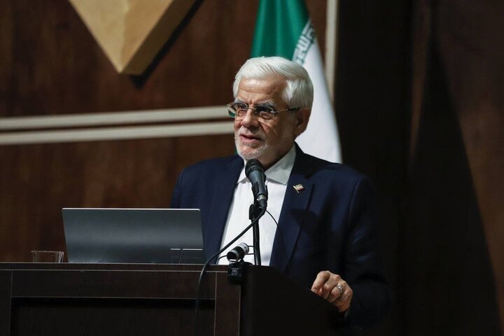 عارف: دانشگاهها باید به نهاد علمی عمومی تبدیل شوند