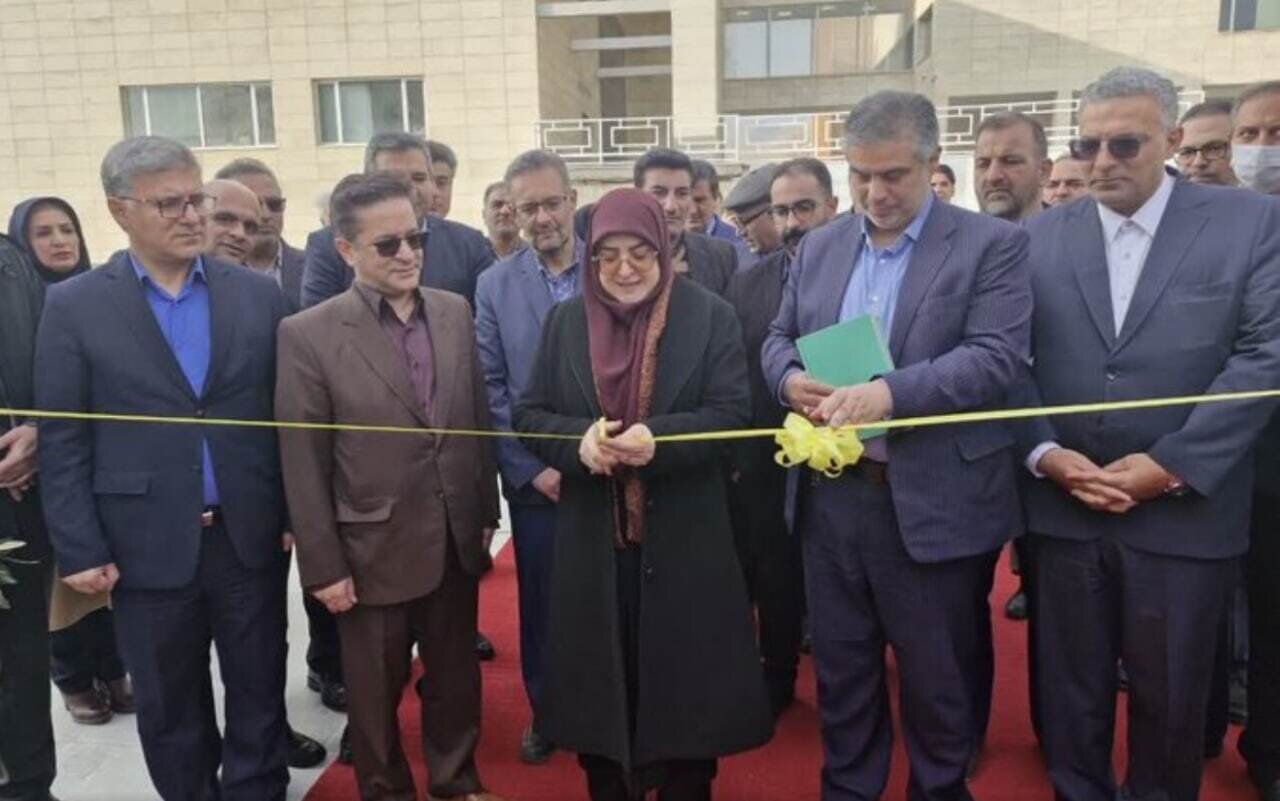 سفر یکروزه مهاجرانی به استان مرکزی / از گشایش نمایشگاه پژوهش تا بازدید از پالایشگاه شازند