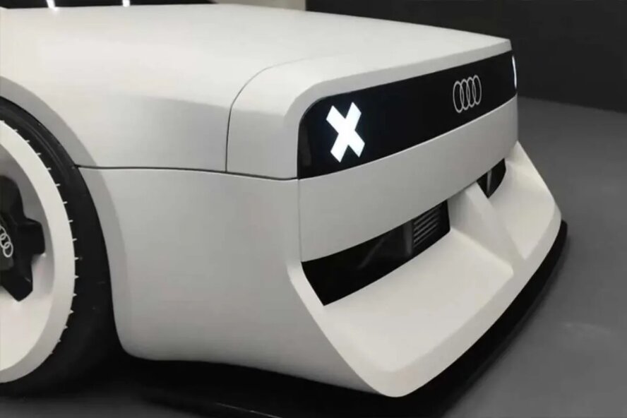 جشن پنجاه‌سالگی موتور پنج سیلندر آئودی با کانسپت جذاب و خاطره‌انگیز