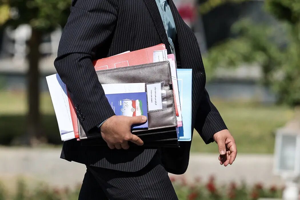 سرمقاله سازندگی/ گزارش مستند مقامات