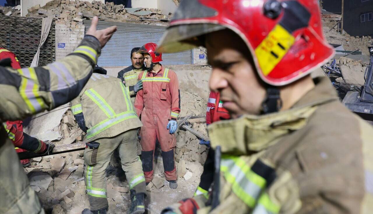 لحظه خروج آخرین نفر از زیر آوار در حادثه ریزش ساختمان در یافتآباد