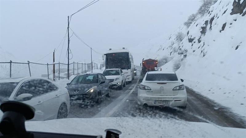 بارش برف و مهگرفتگی در محورهای هراز و کندوان/ لغزندگی جاده عامل ۲۵ حادثه