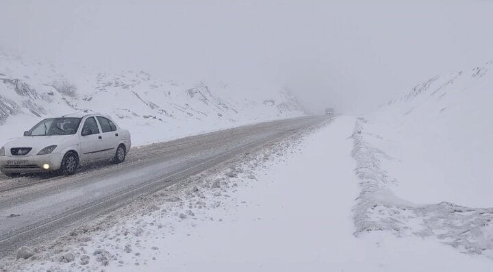 محورهای غرب و جنوب اصفهان برفی و مهآلود است