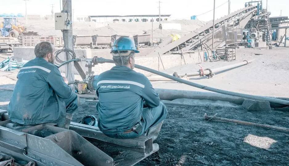 روزی چند بار میمیریم؛ روایتی از وضعیت رنجآور دو کارگر معدن طبس