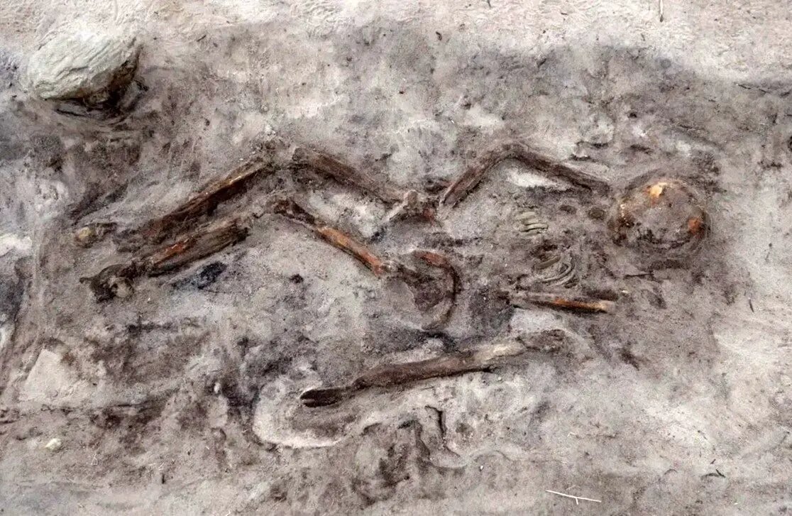 این زن و سگش در قایق دفن شده بودند + عکس | مقبرۀ ۱۱۰۰ سالۀ شگفتانگیز را ببینید