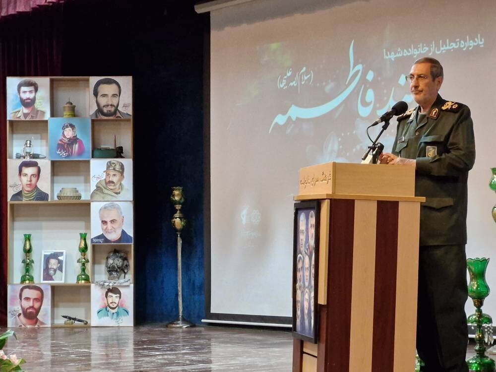 تجلیل از خانواده شهدا در یادواره «مانند فاطمه»