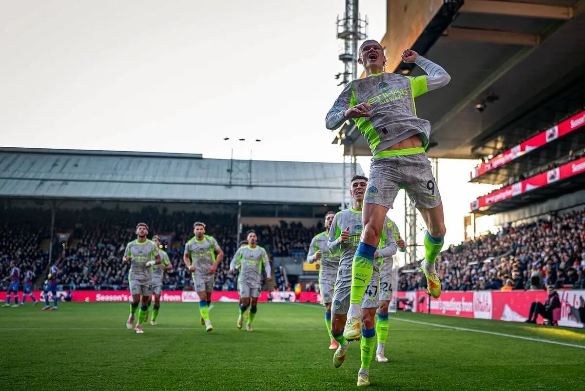 هالند در نقش بابانوئل؛ سورپرایز ستاره سیتی برای کودکان در کریسمس (عکس)