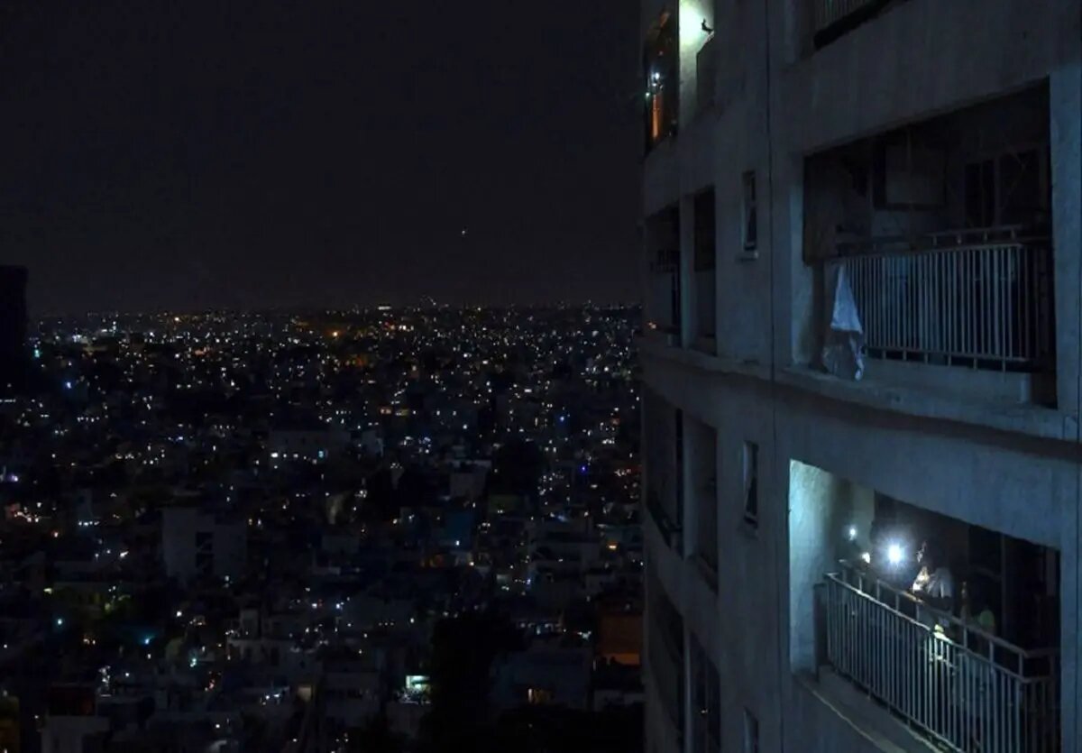 قطعی برق برخی مناطق شهر مشهد بر اثر بارش برف