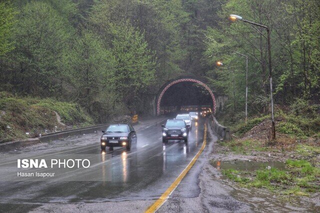 بارش برف و باران در جاده‌های ۲۴ استان/ ترافیک سنگین در آزادراه قزوین – کرج