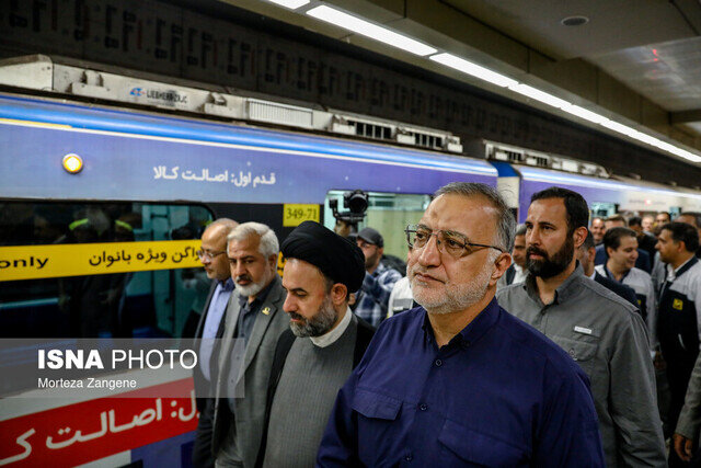 تحویل اولین رام قطار چینی برای ورود به متروی تهران/ ۵۷ اتوبوس دوکابین دیزلی به گمرک