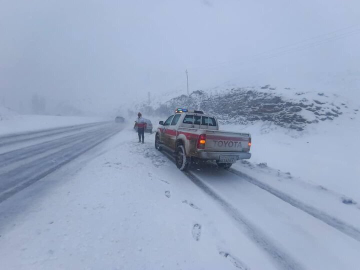 امدادرسانی هلالاحمر کردستان به ۱۰۰حادثه دیده برف و یخبندان در جادهها