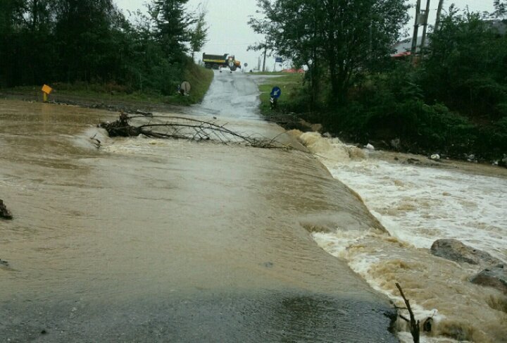 بسته شدن راه ارتباطی روستای پس‌بست مهران بندرلنگه