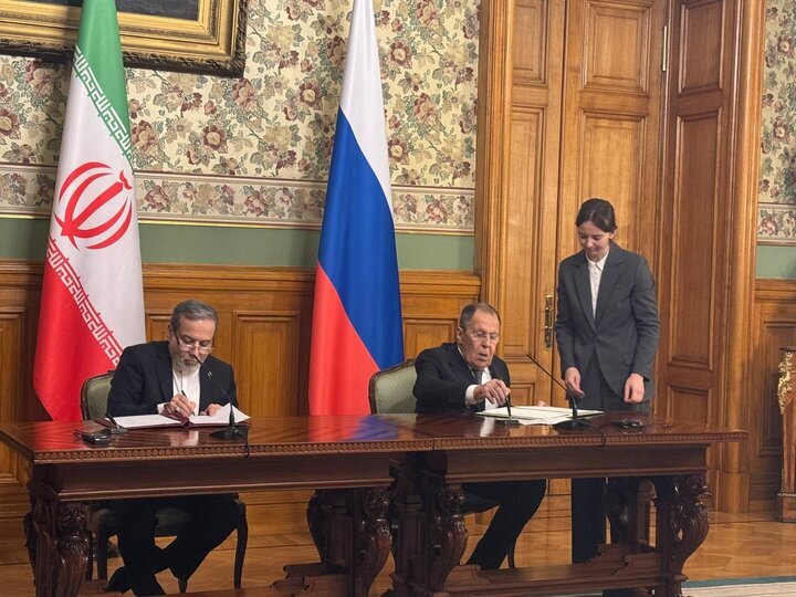 امضای تفاهم نامه همکاری میان دو وزارتخانه خارجه ایران و روسیه
