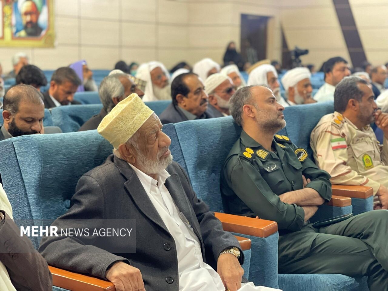 امام جمعه سراوان: غفلت از توطئههای دشمن آسیبزاست