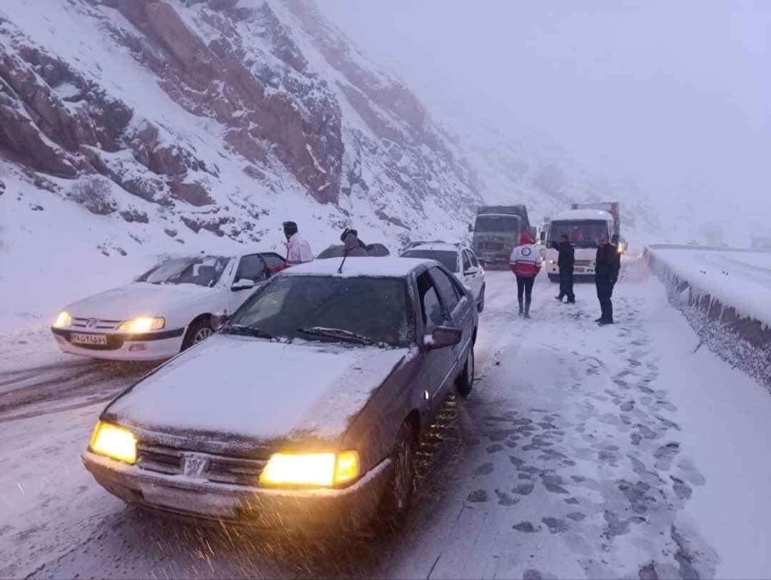 برف سنگین در کردستان / نجات ۲۷ خودرو و اسکان اضطراری ۲۰ مسافر توسط هلال‌احمر