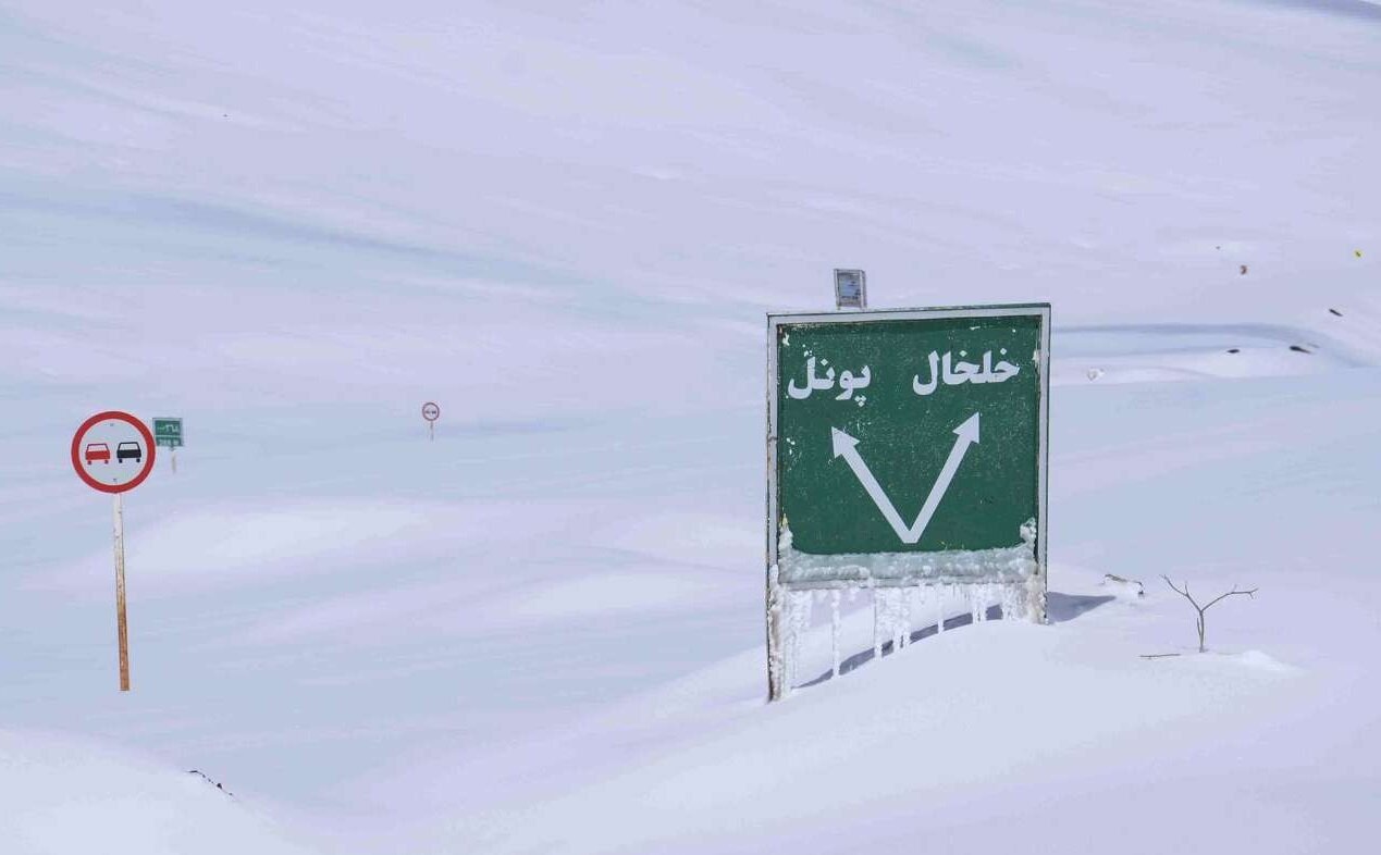 بارش برف و مسدود شدن محور پونل به خلخال+فیلم