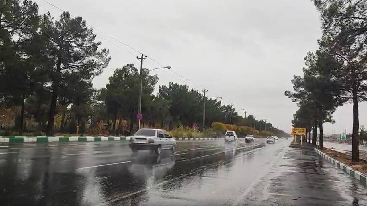بارش رحمت الهی در کاشمر به وقت پاییز + فیلم