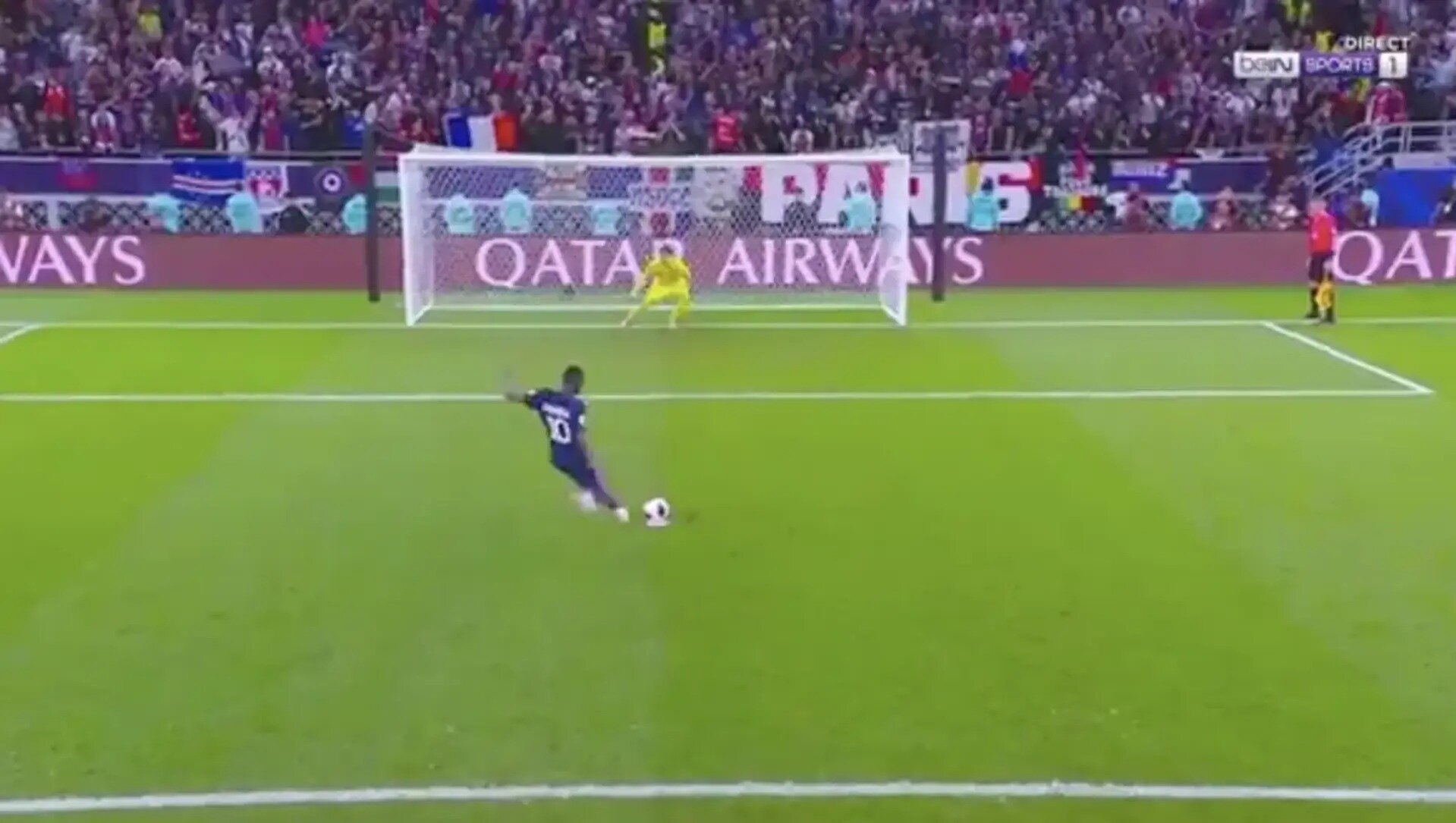 بهترین بازیکن دنیا پنالتی را به آسمان کوبید!