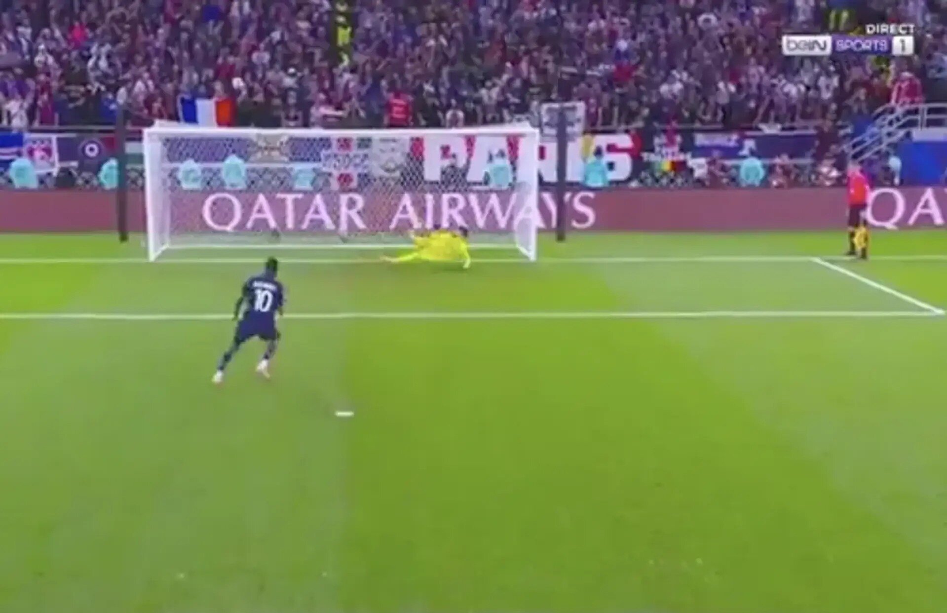 بهترین بازیکن دنیا پنالتی را به آسمان کوبید!