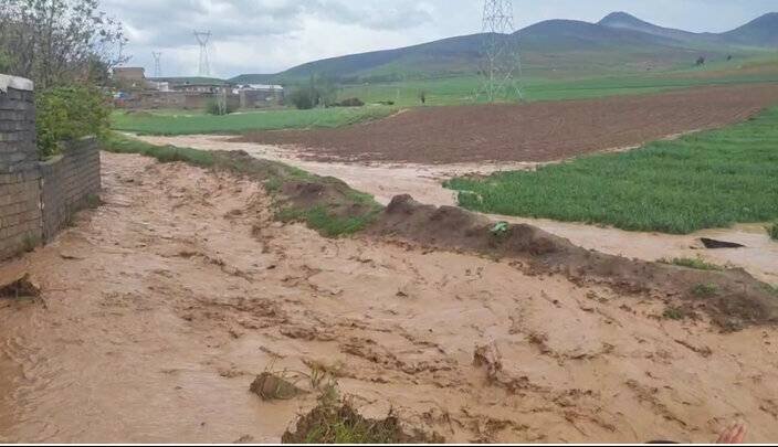 نجات کشاورز گرفتار در سیلاب روستای گرو میناب