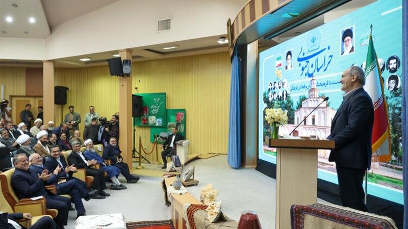 تصور اینکه فقط یک گروه حرف درست می‌زند و حرف دیگران نباید شنیده شود، جهل مطلق است