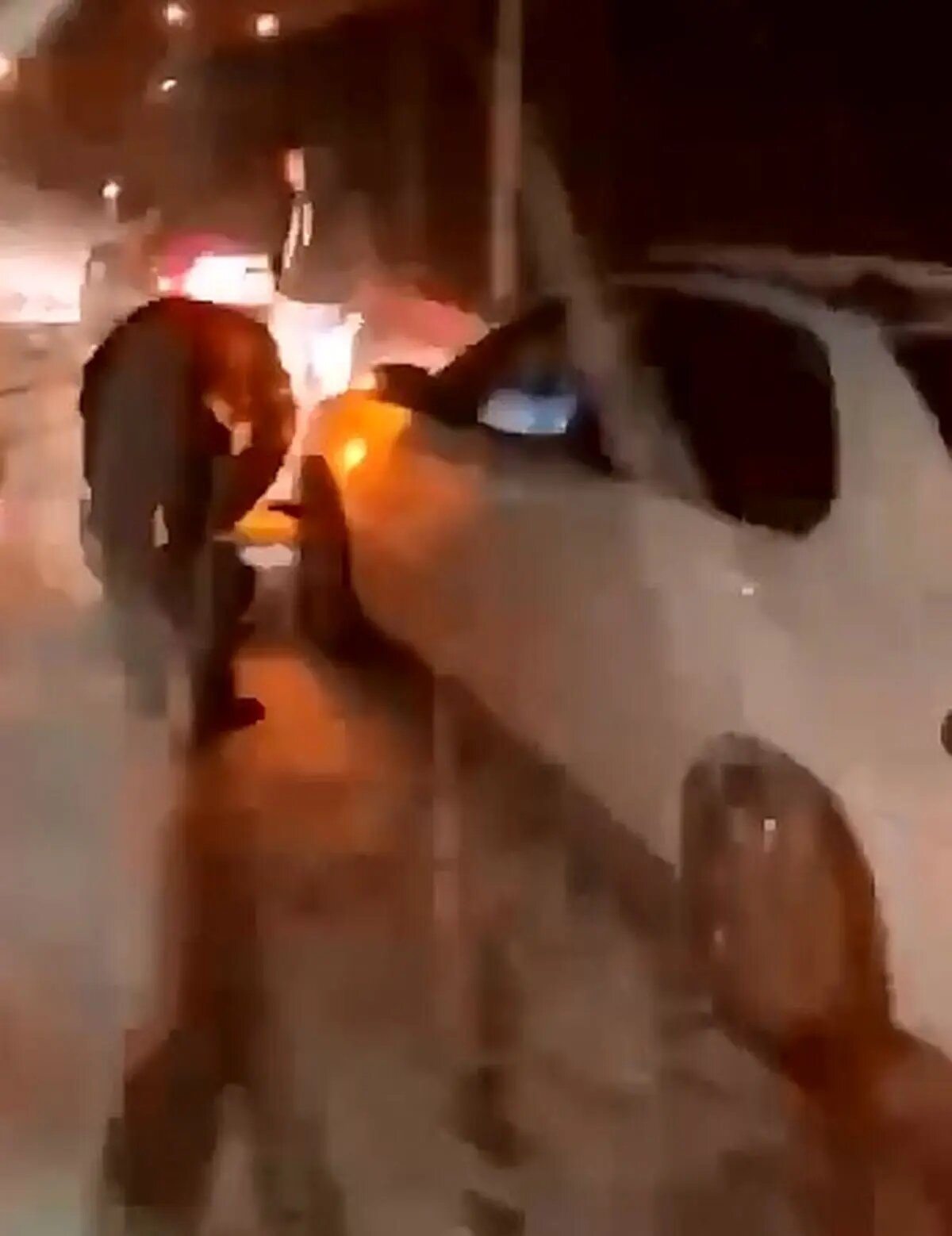 فیلم لحظه امدادرسانی ماموران پلیس راه خراسان به خودروهای گرفتار در برف